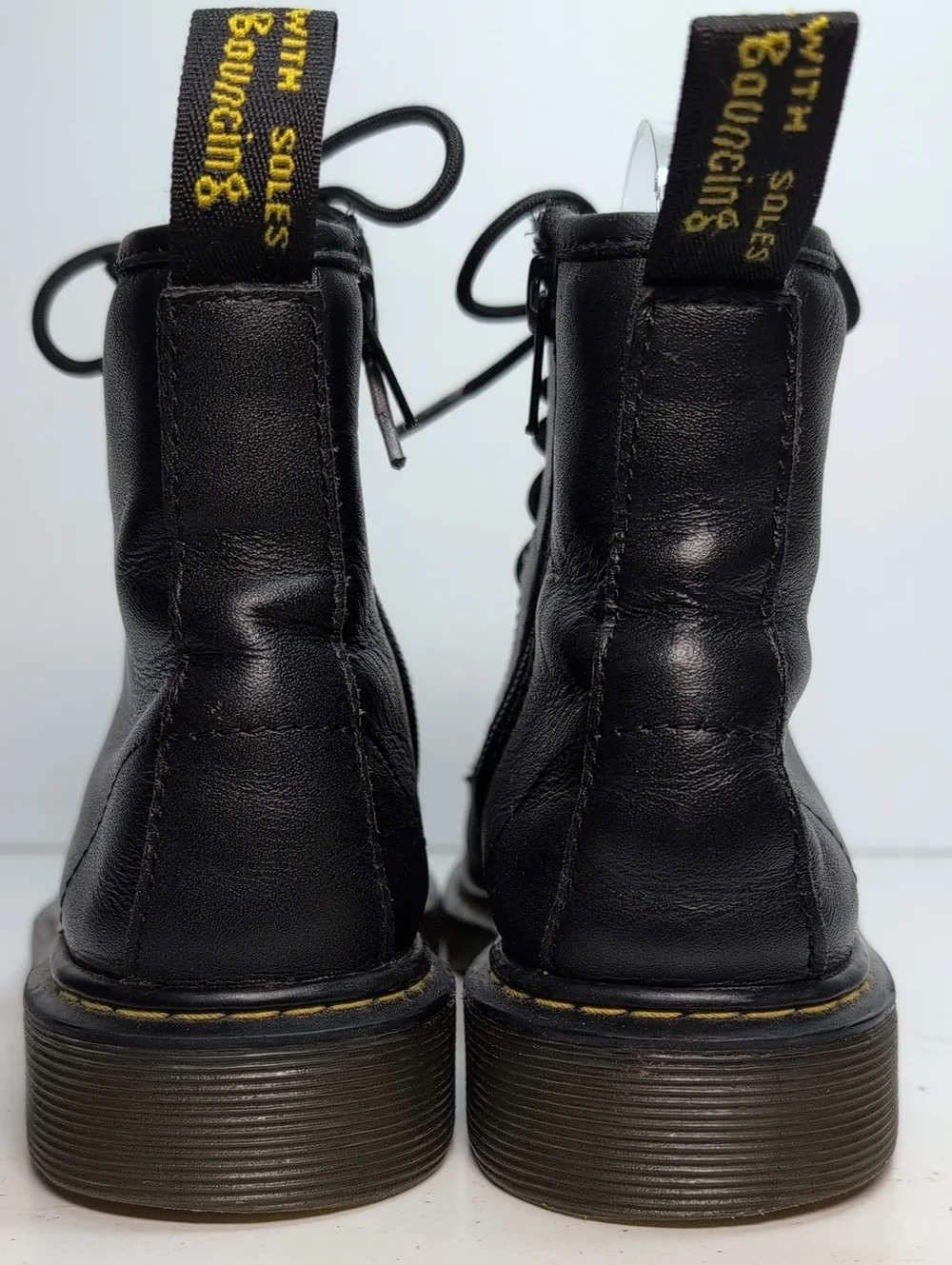 Dr Martens Delaney Airwair combat boot. Little girl or boy size 1 EU 32